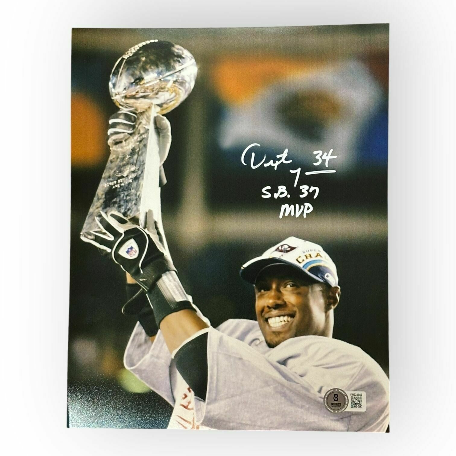 Dexter Jackson Autographed Holding the Trophy 8x10 Photo w/SB XXXVII MVP Inscription - Beckett